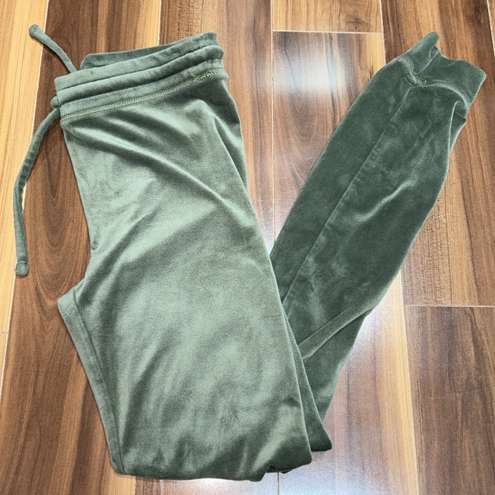 Small American Eagle ahh-mazingly soft velour green pants